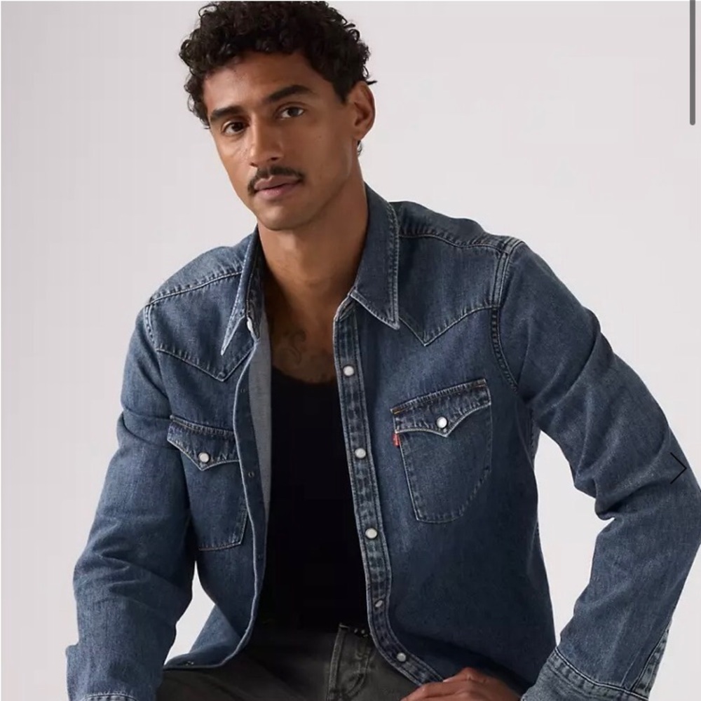 Men’s Levi's Blue Denim Barstow Western Shirt
Size L
EUC